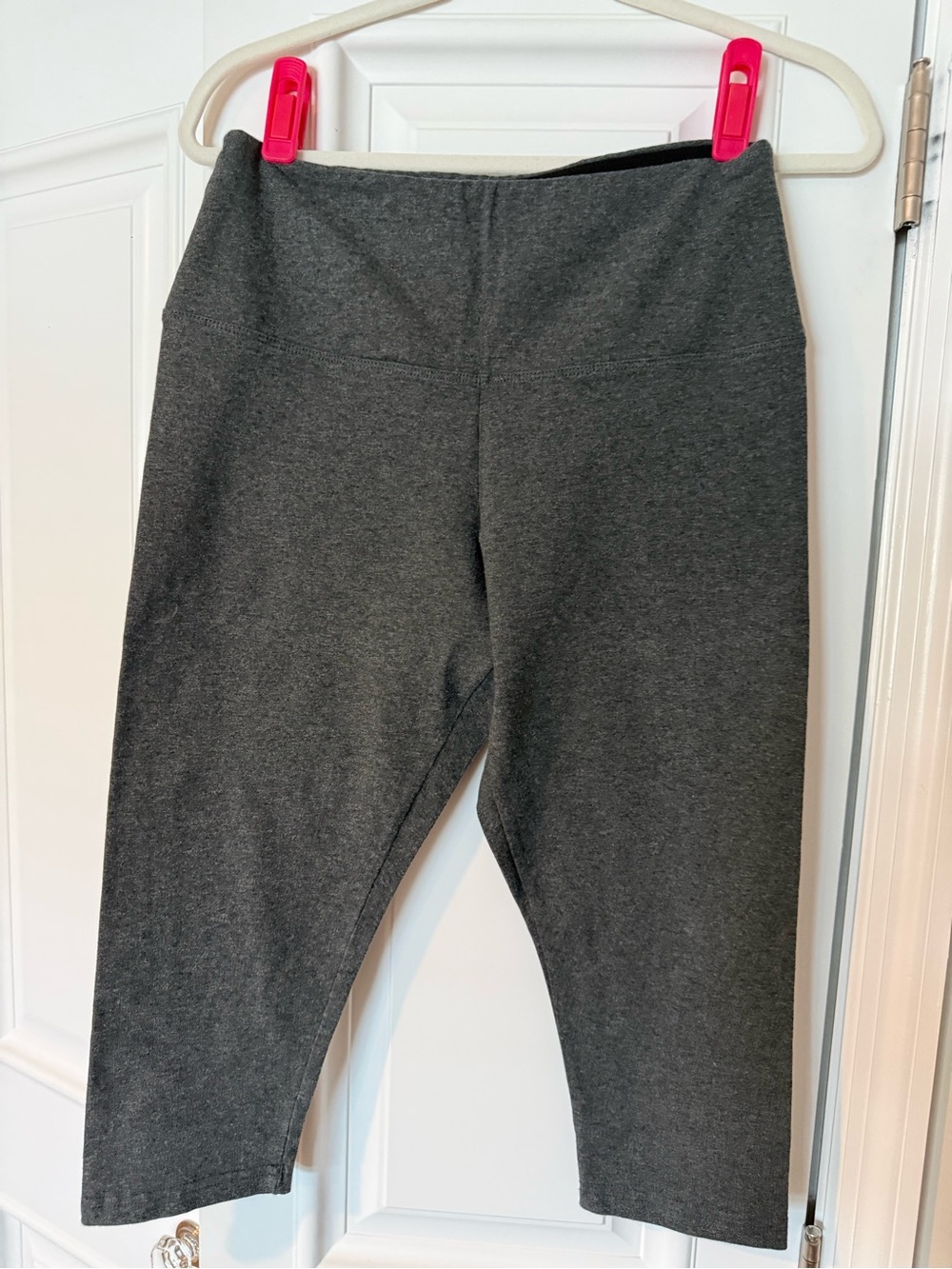 Lysse Charcoal Gray Capri Leggings